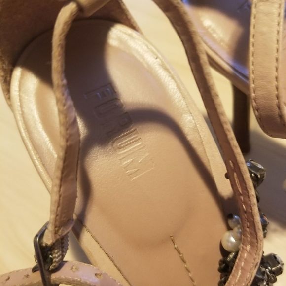 Gorgeous Forum Sandals - Picture 4 of 7